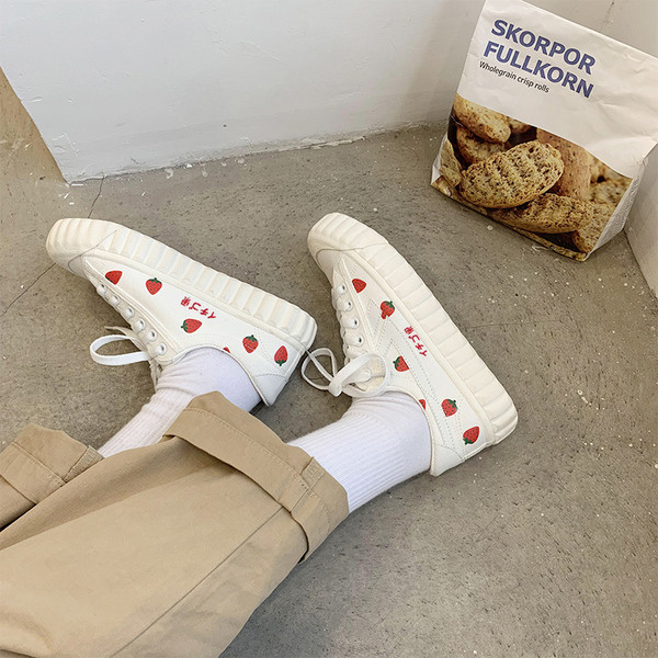 Γυναικεία  πάνινα παπούτσια με ενδιαφέρον σχέδιο και επίπεδη πλατφόρμα