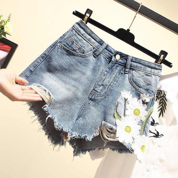 Μοντέρνα γυναικεία τζιν με κεντήματα και σχισμένο μοτίβο