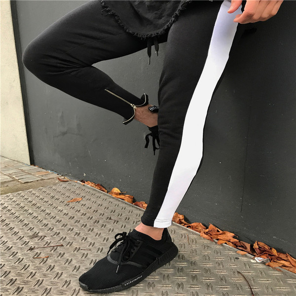 Ежедневно мъжко спортно долнище с бял кант в черен цвят 