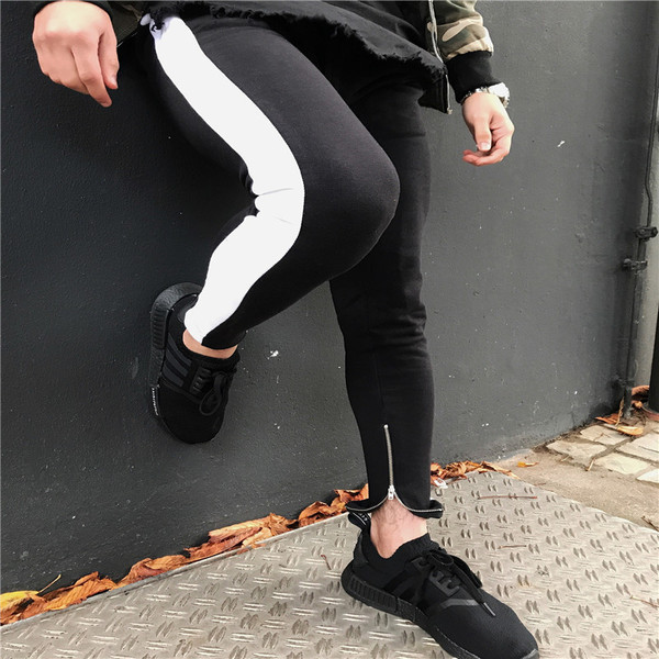 Ежедневно мъжко спортно долнище с бял кант в черен цвят 