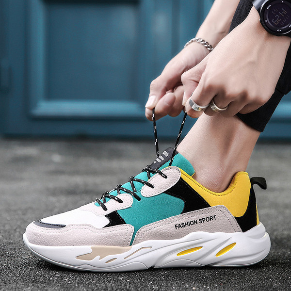 Πολύχρωμα αθλητικά παπούτσια για άνδρες με τριών χρωμάτων επιγραφή