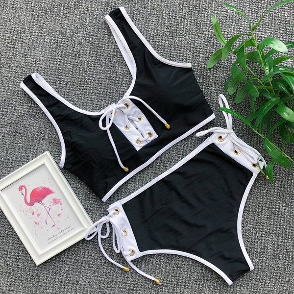 Costum de baie modern din două piese cu cravate în negru