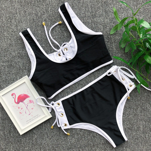 Costum de baie modern din două piese cu cravate în negru