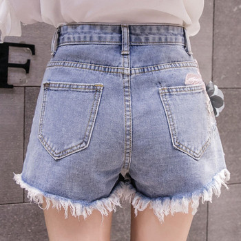 Σύγχρονα γυναικεία short jeans με τρισδιάστατα στοιχεία λουλουδιών