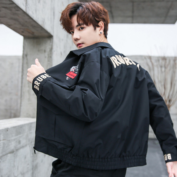 Jachetă modernă pentru bărbați cu emblemă și inscripții în două culori