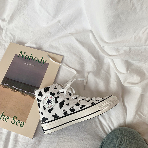 Γυναικεία αθλητικά παούτσια με επίπεδη σόλα