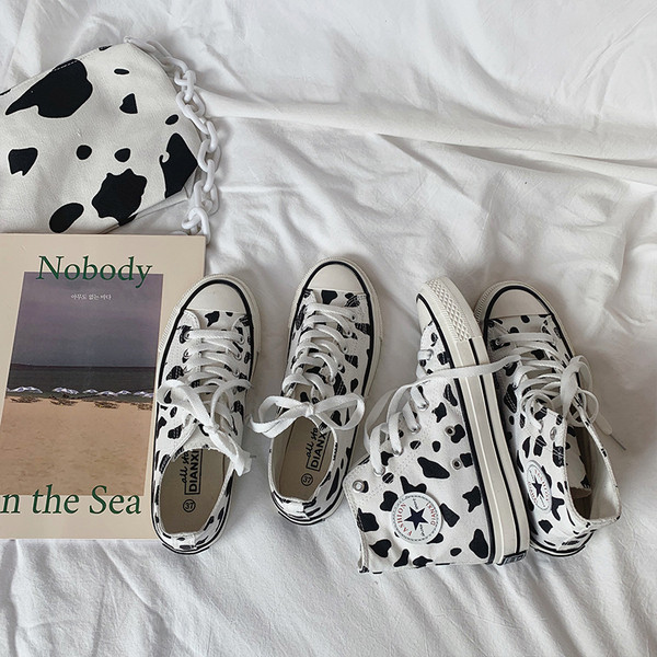 Γυναικεία αθλητικά παούτσια με επίπεδη σόλα