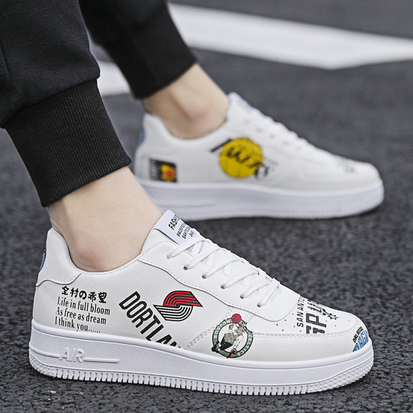 Adidasi moderni pentru barbati din piele ecologica cu aplicatii in alb, bej si negru