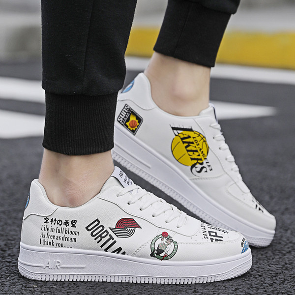 Adidasi moderni pentru barbati din piele ecologica cu aplicatii in alb, bej si negru