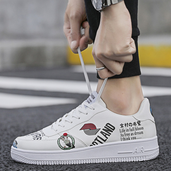 Adidasi moderni pentru barbati din piele ecologica cu aplicatii in alb, bej si negru