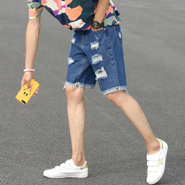 Blugi scurți de bărbați actuali în albastru cu motive rupte