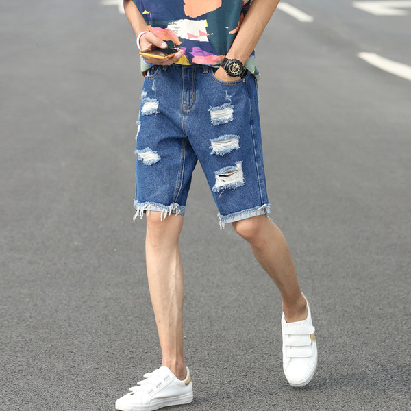 Blugi scurți de bărbați actuali în albastru cu motive rupte