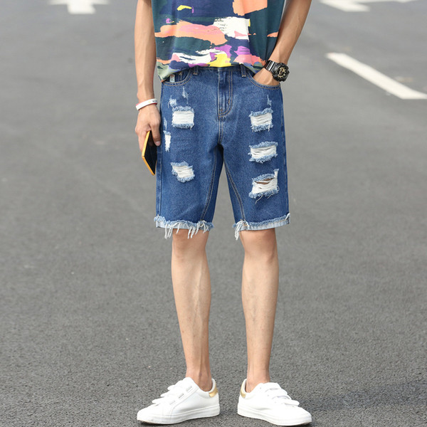 Blugi scurți de bărbați actuali în albastru cu motive rupte