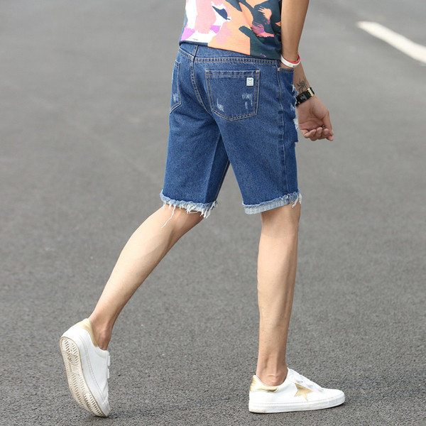 Blugi scurți de bărbați actuali în albastru cu motive rupte