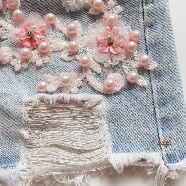 Blugi de dama moderni cu perle si motive rupte