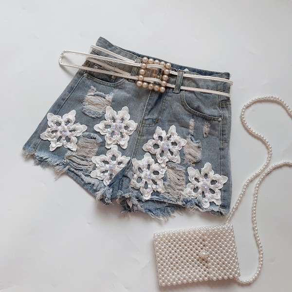 Blugi moderni scurti cu broderie si perle