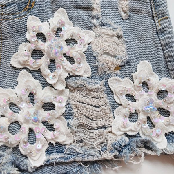 Blugi moderni scurti cu broderie si perle