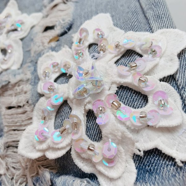 Blugi moderni scurti cu broderie si perle