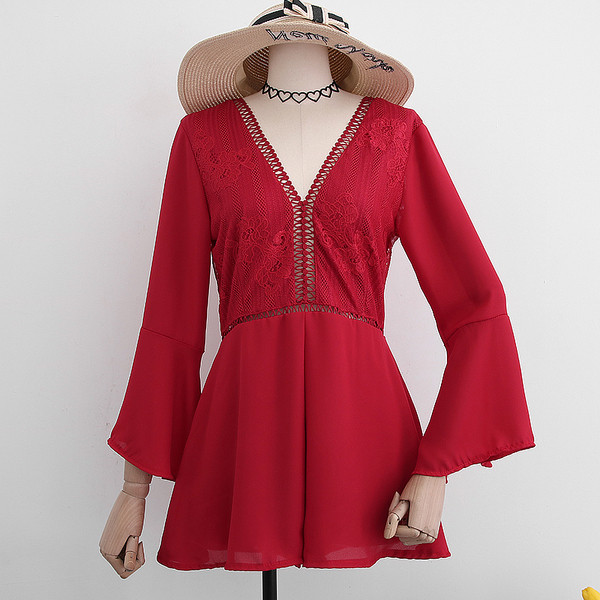 Salopetă de damă modernă cu decolteu în V și decupaje