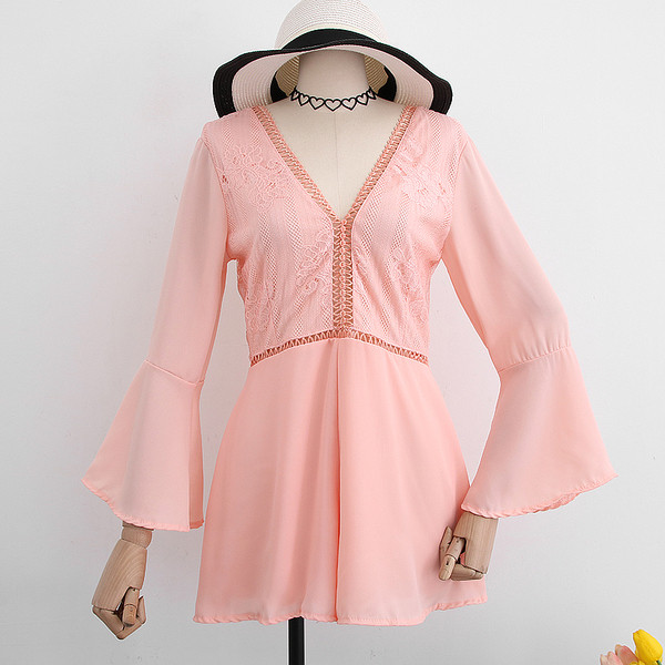 Salopetă de damă modernă cu decolteu în V și decupaje