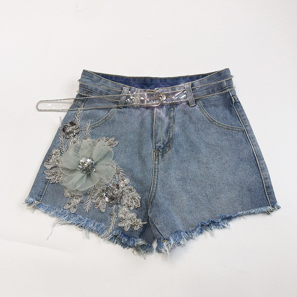 Modern női rövid farmer 3D elemekkel és kövekkel