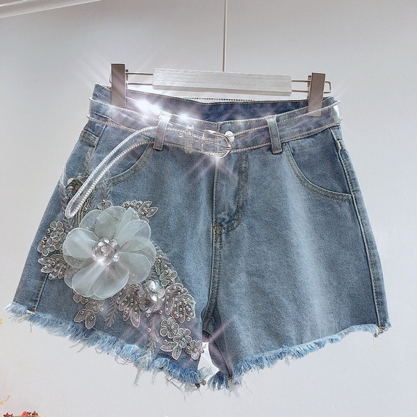 Modern női rövid farmer 3D elemekkel és kövekkel