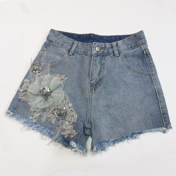 Modern női rövid farmer 3D elemekkel és kövekkel