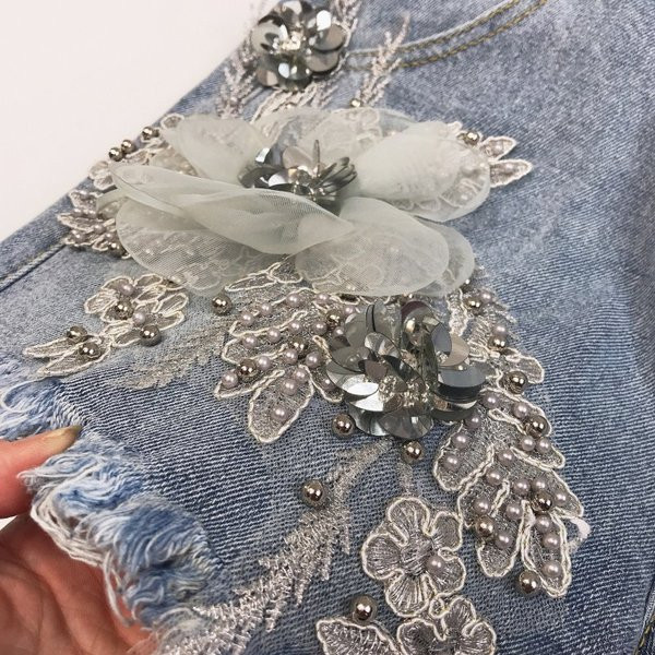 Modern női rövid farmer 3D elemekkel és kövekkel