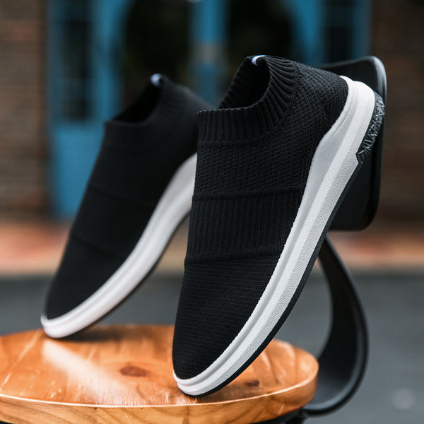 Kényelmes férfi sportcipő fekete, piros és szürke színben