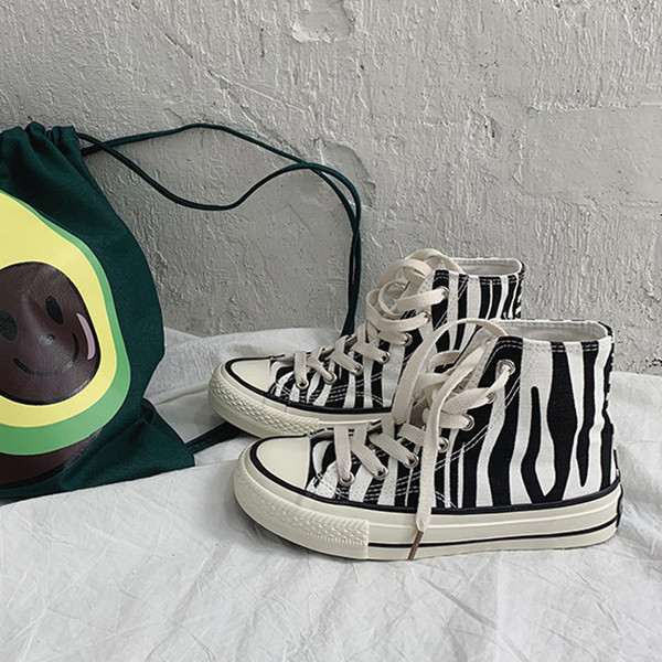 Női magas tornacipő érdekes fekete-fehér csíkos modellben, lapos talppal