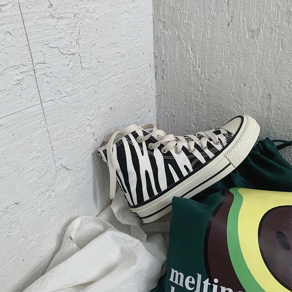 Női magas tornacipő érdekes fekete-fehér csíkos modellben, lapos talppal