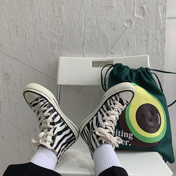 Női magas tornacipő érdekes fekete-fehér csíkos modellben, lapos talppal