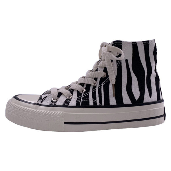 Női magas tornacipő érdekes fekete-fehér csíkos modellben, lapos talppal