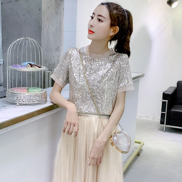 Modern női blúz flitterekkel, rövid ujjal, egy színben