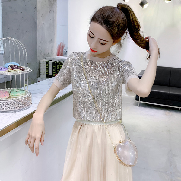 Modern női blúz flitterekkel, rövid ujjal, egy színben