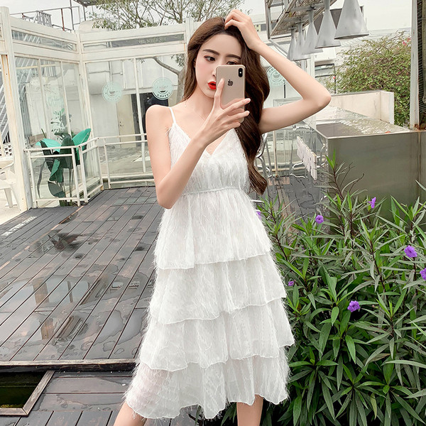 Modern női ruha vékony fehér és fekete pántokkal