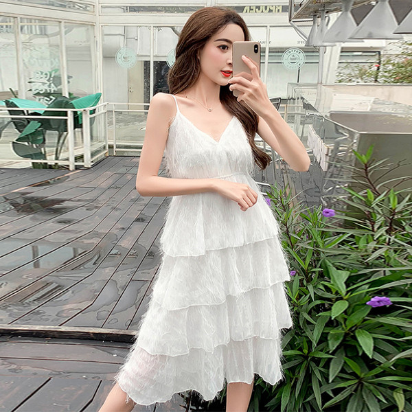 Modern női ruha vékony fehér és fekete pántokkal