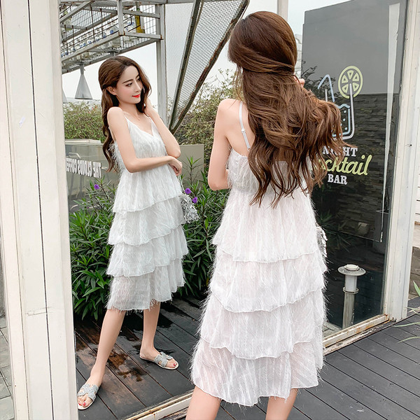 Modern női ruha vékony fehér és fekete pántokkal