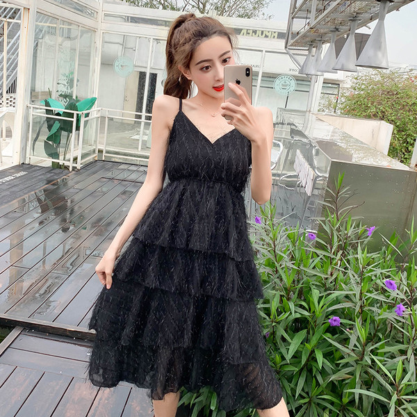 Modern női ruha vékony fehér és fekete pántokkal