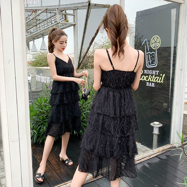 Modern női ruha vékony fehér és fekete pántokkal