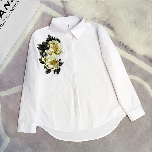 Stílusos női farmerszoknya fekete színben és hímzéssel