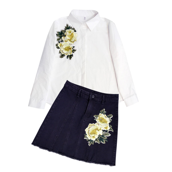 Stílusos női farmerszoknya fekete színben és hímzéssel