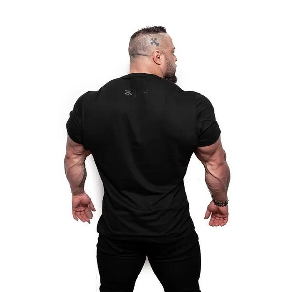 Tricou casual barbatesc cu inscriptie si aplicatie in trei culori