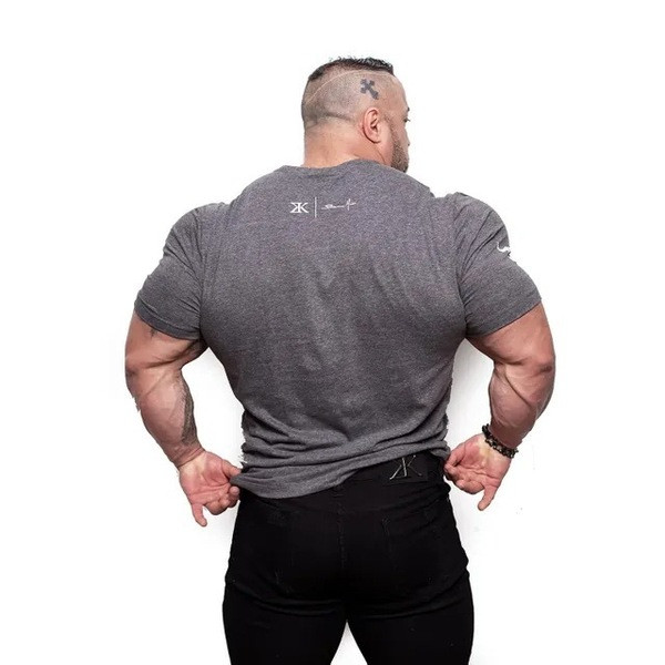 Tricou casual barbatesc cu inscriptie si aplicatie in trei culori