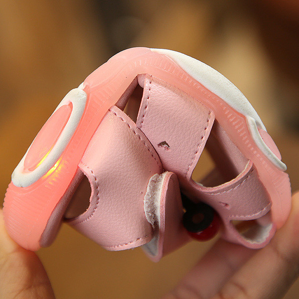 Gyerekszandál lányoknak 3D elemmel fehér és rózsaszín színben