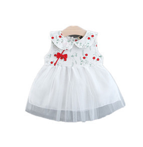 Modern, fehér színű gyerekruha szalaggal és tüllel