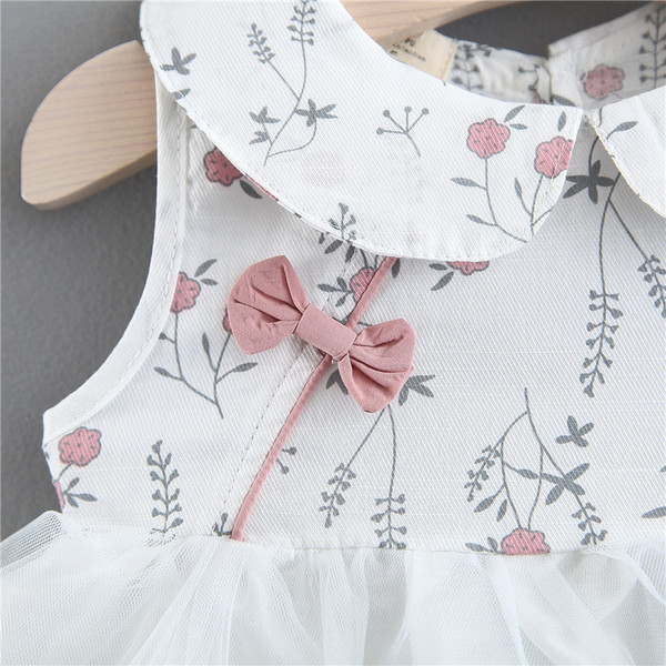 Modern, fehér színű gyerekruha szalaggal és tüllel