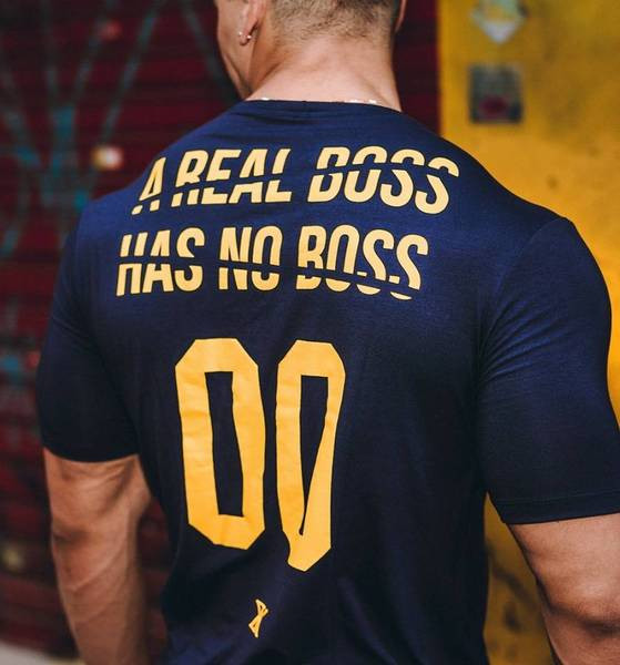 Modern férfi póló kék színben, feliratokkal