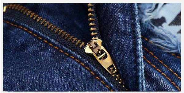 Modern férfi rövid farmer, szakadt motívumokkal, sötétkék színben