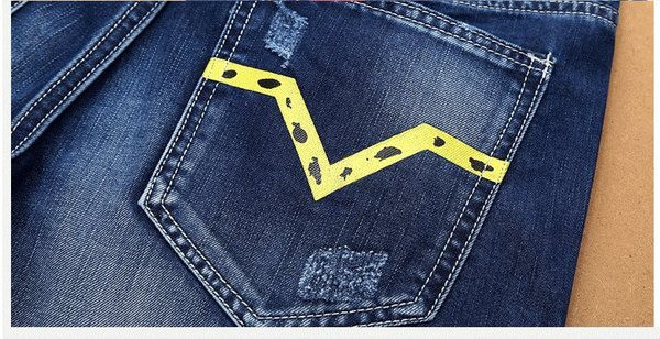 Modern férfi rövid farmer, szakadt motívumokkal, sötétkék színben